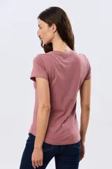 Remera básica de algodón color negro, con cuello redondo y mangas cortas de corte clásico.