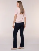 Blusa blanca de modal con escote en V, detalle de lazo en el cuello y mangas cortas abullonadas transparentes de gasa con puños en banda.