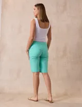 Bermuda color beige de gabardina elastizada, marca Ruby Rd. Tiene pretina ancha elastizada, bolsillos simulados en la parte delantera y bolsillos aplicados en la parte trasera.