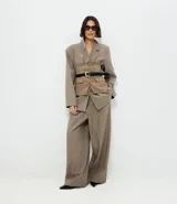 Pantalón de sastrería corte wide leg color marrón, con estampado pied de poule, cintura alta con trabillas y cinturón a juego con hebilla.