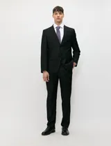 Ambo Harrington Label color negro, compuesto por saco de botonadura simple y pantalón de vestir a juego, de corte clásico y elegante.