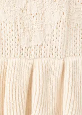 Top de punto calado color beige, con cuello recto, tirantes con cierre de lazo y detalles bordados.