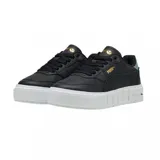 Championes Puma modelo Cali Court, color negro con suela de plataforma blanca. Presenta detalles en verde pastel en el talón y logo de la marca en dorado en el lateral y la lengüeta.
