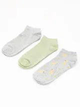 Pack de tres pares de soquetes de corte bajo. Incluye un par gris con rayas finas, un par verde claro con rayas finas y un par gris con estampado de animalitos.