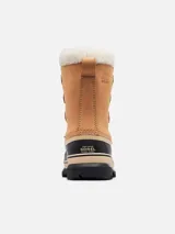 Botas de nieve Sorel modelo Caribou, impermeables y de caña alta, confeccionadas en nubuck color tostado con base de goma negra resistente al agua, cordones negros y detalles de piel sintética blanca en el borde superior.