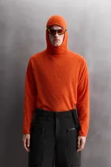 Sudadera de corte regular fit confeccionada en tejido polar con textura efecto pelo. Presenta cuello subido con capucha integrada, manga larga ranglán y acabados con cinta elástica. El bajo es asimétrico, siendo más largo en la parte posterior.