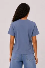 Remera de manga corta color verde militar, con cuello en V y corte holgado.