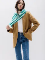 Blazer color marrón claro, con solapas y bolsillos con solapa.