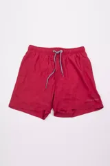 Short de baño Brooksfield de color rojo, con cintura elástica y cordón ajustable. Cuenta con bolsillos laterales, un bolsillo trasero y logo bordado en la parte inferior.