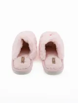Pantuflas de peluche color blanco con estampado de corazones rojos, diseño abierto y suela plana.
