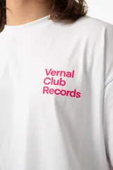 Remerón blanco de algodón con estampa en la espalda de un evento de Vernal Club Records.