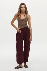 Pantalón babucha bordó con elástico en la cintura trasera y bolsillos laterales, de corte amplio y fluido.