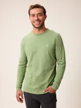 Remera de manga larga color bordó, con cuello redondo y pequeño logo bordado en el pecho.