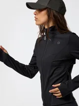Campera deportiva negra de segunda capa, con cierre frontal completo, cuello alto y mangas largas con abertura para el pulgar. Incorpora bolsillos laterales en la parte trasera y diseño transpirable.