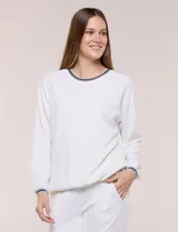 Buzo blanco melange de calce relajado, con cuello redondo, mangas largas raglán y detalles de franjas oscuras en contraste en el cuello y los puños.