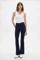 Pantalón jean azul oscuro, de corte oxford y tiro alto, con bolsillos delanteros y traseros.