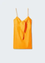 Vestido corto de tirantes finos, color amarillo, con escote recto y detalle de nudo frontal. Presenta un diseño ajustado y cierre lateral con cremallera.