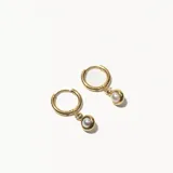 Aros dorados tipo argolla con dije colgante de perla.