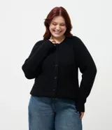Cardigan de punto negro con textura acanalada, cierre frontal con botones, cuello redondo y mangas largas con puños ajustados.
