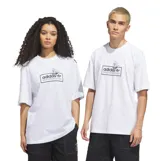 Remera de algodón blanca de corte holgado, con cuello redondo y mangas cortas. Presenta un estampado gráfico central en negro que incluye el logo de Adidas Skateboarding y una ilustración característica de Mark Gonzales.