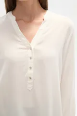 Blusa de viscosa con estampado de rayas verticales en tonos marrón y blanco, cuello mao y cierre frontal parcial con botones.
