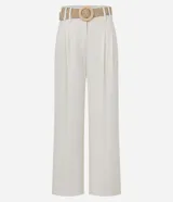 Pantalón wide leg de cintura alta color crudo, confeccionado en viscolino, con trabillas en la cintura, cierre tradicional y pliegues. Incluye cinturón de rafia artificial.