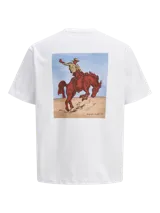 Remera de manga corta y cuello redondo con calce holgado. Presenta una estampa trasera con diseño de un jinete sobre un caballo en tonos tierra y azul. Confeccionada en jersey peinado de algodón.