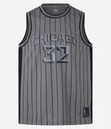 Musculosa deportiva de básquet gris con rayas verticales negras, cuello redondo y sisas con ribete negro. Estampado frontal con la palabra "Chicago" y el número "32".
