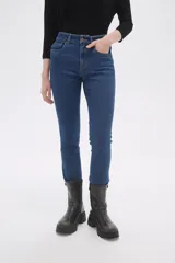 Pantalon de jean azul de corte recto, con tiro medio, bolsillos laterales y traseros, y cierre frontal con botón.