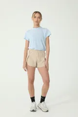 Short color beige de microfibra elastizada con solapas a los costados.