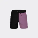 Short de baño con una pierna negra y otra lila.