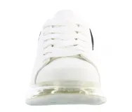 Championes urbanos de diseño moderno, color blanco con detalle en negro en el talón. Presentan una suela de plataforma transparente con efecto iridiscente y cierre mediante cordones.
