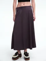 Falda larga de silueta amplia y caída fluida, con cintura limpia en el frente y elástico en la parte posterior.