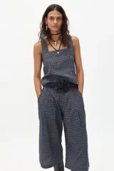 Top sin mangas de lino con estampado de cuadros en tonos azul marino y blanco, con escote cuadrado y corte recto.