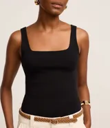 Blusa negra de corte regular, confeccionada en tejido Rib de algodón, con escote cuadrado y breteles anchos.