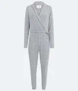Mono pijama largo gris jaspeado, con escote cruzado, mangas largas y lazo en la cintura.