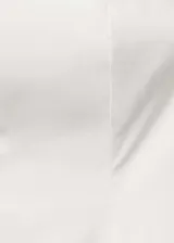 Vestido largo de corte evasé con escote palabra de honor, diseño con bajo abullonado y bolsillos laterales. Cuenta con cierre de cremallera en la parte posterior y forro interior de algodón.