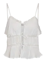 Blusa blanca sin mangas con tirantes finos, escote en V y volados con detalles de encaje.