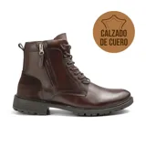 Bota casual de caña media confeccionada en cuero vacuno, con diseño de cordones y cierre lateral. Presenta un panel de gamuza en el talón y suela de goma con relieve.