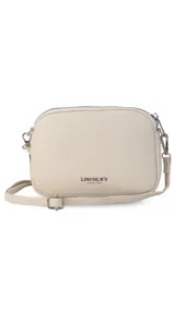 Bandolera pequeña de diseño rectangular en color beige, confeccionada en cuero sintético. Presenta una correa larga ajustable del mismo material y cierre superior con cremallera. Incluye el logo de la marca grabado en la parte frontal.