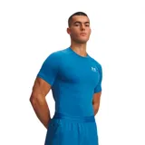 Remera deportiva Under Armour Heatgear Compression Short Sleeve de ajuste ceñido, color azul, con mangas cortas y cuello redondo. Cuenta con el logotipo de la marca impreso en el pecho.