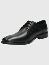 Zapato de vestir formal tipo derby, confeccionado en cuero vacuno con cordones al tono y suela de goma resistente.