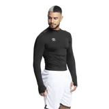 Remera térmica de manga larga Umbro, color blanco, con cuello redondo y ajuste al cuerpo. Presenta el logo de la marca estampado en el pecho.