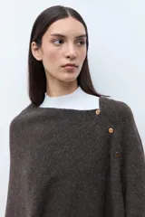 Capa color chocolate con cuello alto, botones decorativos en el hombro y ribete beige en los bordes.