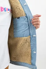 Campera de jean celeste de 14 onzas, 100% algodón, forrada con corderito y cuello de pana marrón.