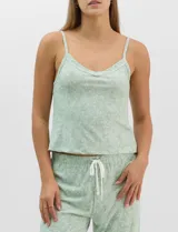 Set de pijama de tres piezas en color verde menta con estampado floral sutil, compuesto por una camisa de manga corta con botones, una musculosa básica y un pantalón largo de corte recto con cordón ajustable en la cintura.