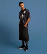 Bermuda de jean para hombre, modelo super baggy, con lavado dirty, bolsillos laterales y cinturón de lazo en la cintura.