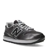 Championes urbanos New Balance modelo 996, color gris metalizado con detalles en blanco y negro. Presentan el logo 'N' característico en los laterales, entresuela de espuma y suela de goma, combinando estilo clásico y comodidad.