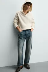 Sudadera de corte relajado confeccionada en tejido de algodón con textura waffle. Presenta cuello con capucha, cierre frontal parcial con botones y mangas largas con puños acanalados.