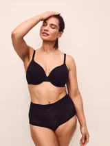 Bombacha tipo brief de talle alto en color negro, con encaje de leopardo integral elástico y ribetes de microfibra en la cintura y las piernas para un acabado invisible bajo la ropa.